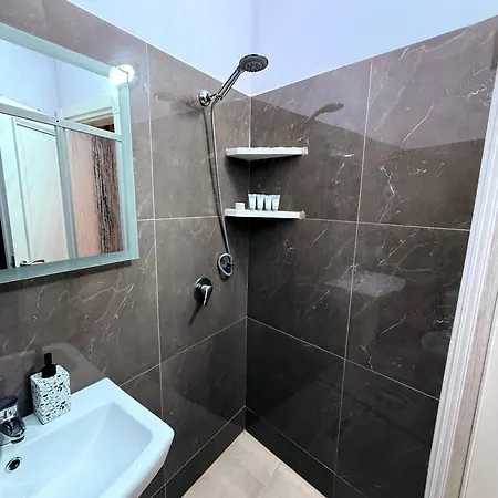 酒店 Keshtjella Duka *