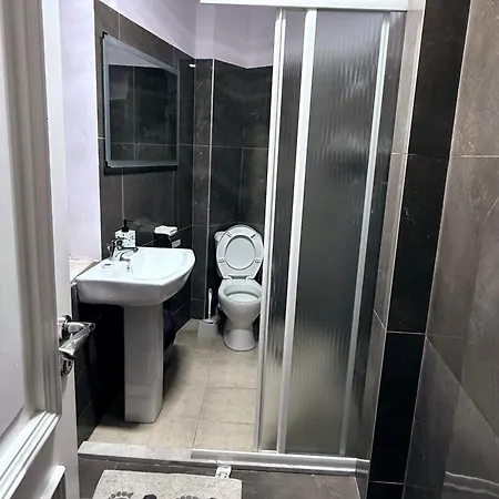 Keshtjella Duka 酒店 *